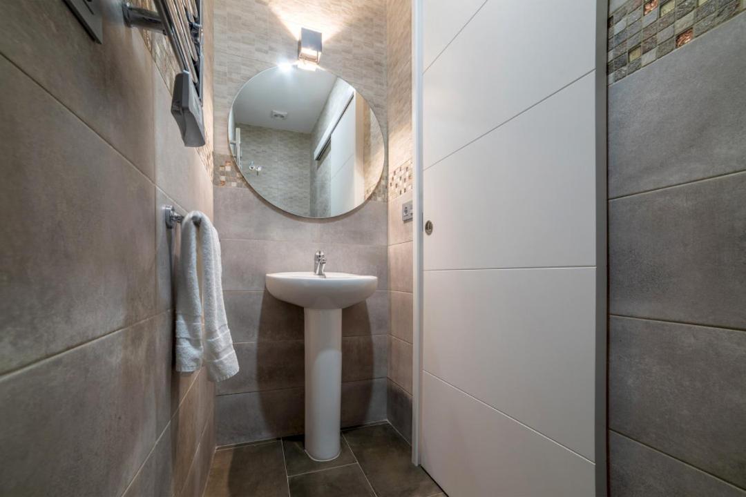 2 Bedrooms 1.5 Bathrooms Furnished - Justicia - Refurbished - Mintystay Madrid Buitenkant foto